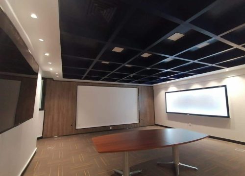 Modern conference room with presentation screen and sleek design | United SAAM.